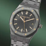 AUDEMARS PIGUET. A RARE AND ATTRACTIVE BLACK CERAMIC AUTOMATIC WRISTWATCH WITH SWEEP CENTRE SECONDS, DATE AND BRACELET - Foto 2
