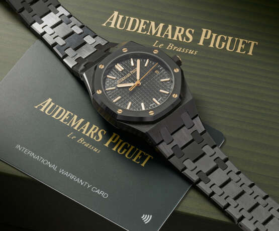 AUDEMARS PIGUET. A RARE AND ATTRACTIVE BLACK CERAMIC AUTOMATIC WRISTWATCH WITH SWEEP CENTRE SECONDS, DATE AND BRACELET - фото 3