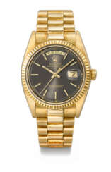 ROLEX. A RARE AND HIGLY ATTRACTIVE 18K GOLD AUTOMATIC WRISTWATCH WITH SWEEP CENTRE SECONDS, DAY, DATE AND BRACELET, MADE FOR THE JAPANESE MARKET