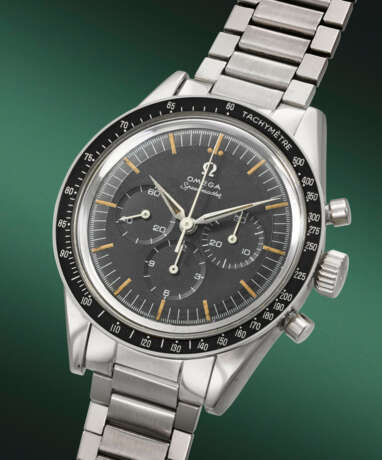 OMEGA. A RARE AND ATTRACTIVE STAINLESS STEEL CHRONOGRAPH WRISTWATCH WITH BRACELET - photo 2