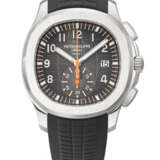 PATEK PHILIPPE. AN EXTREMELY RARE AND COVETED STAINLESS STEEL AUTOMATIC FLYBACK CHRONOGRAPH WRISTWATCH WITH DATE - Foto 1
