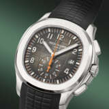 PATEK PHILIPPE. AN EXTREMELY RARE AND COVETED STAINLESS STEEL AUTOMATIC FLYBACK CHRONOGRAPH WRISTWATCH WITH DATE - Foto 2