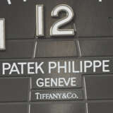 PATEK PHILIPPE. AN EXTREMELY RARE AND COVETED STAINLESS STEEL AUTOMATIC FLYBACK CHRONOGRAPH WRISTWATCH WITH DATE - Foto 5
