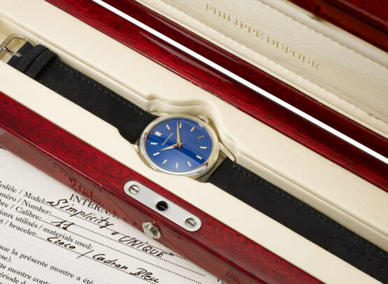 PHILIPPE DUFOUR. A UNIQUE, EXCEEDINGLY FINE AND LARGE, HIGHLY IMPORTANT STAINLESS STEEL WRISTWATCH WITH 38MM CASE AND ROYAL BLUE DIAL WITHOUT SMALL SECONDS - Foto 3