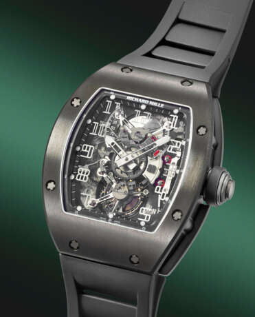 RICHARD MILLE. AN EXCEEDINGLY RARE DLC-COATED TITANIUM LIMITED EDITION SKELETONIZED DUAL TIME TOURBILLON WRISTWATCH WITH POWER RESERVE AND TORQUE INDICATORS - Foto 2
