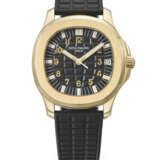 PATEK PHILIPPE. A RARE AND SPORTY 18K GOLD AUTOMATIC WRISTWATCH WITH SWEEP CENTRE SECONDS AND DATE - Foto 1