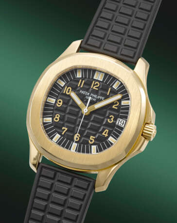 PATEK PHILIPPE. A RARE AND SPORTY 18K GOLD AUTOMATIC WRISTWATCH WITH SWEEP CENTRE SECONDS AND DATE - Foto 2