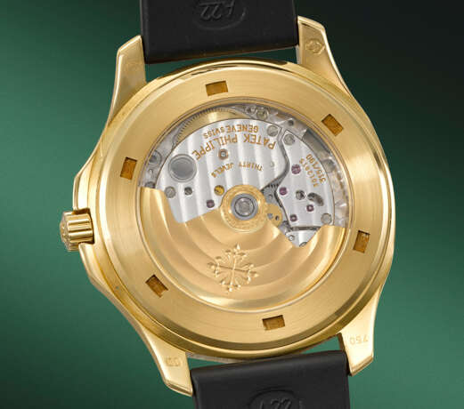 PATEK PHILIPPE. A RARE AND SPORTY 18K GOLD AUTOMATIC WRISTWATCH WITH SWEEP CENTRE SECONDS AND DATE - Foto 3