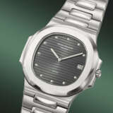 PATEK PHILIPPE. A POSSIBLY UNIQUE STAINLESS STEEL AND DIAMOND-SET AUTOMATIC WRISTWATCH WITH DATE AND BRACELET - Foto 2