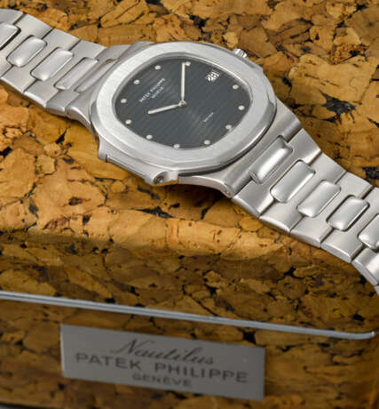 PATEK PHILIPPE. A POSSIBLY UNIQUE STAINLESS STEEL AND DIAMOND-SET AUTOMATIC WRISTWATCH WITH DATE AND BRACELET - Foto 3