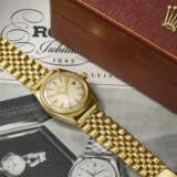 ROLEX. A VERY RARE AND EARLY 18K GOLD AUTOMATIC WRISTWATCH WITH SWEEP CENTRE SECONDS, DATE AND BRACELET - Foto 3