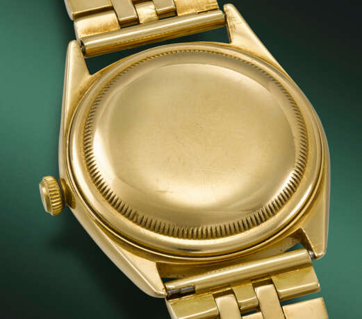 ROLEX. A VERY RARE AND EARLY 18K GOLD AUTOMATIC WRISTWATCH WITH SWEEP CENTRE SECONDS, DATE AND BRACELET - Foto 4