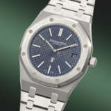 AUDEMARS PIGUET. AN ATTRACTIVE STAINLESS STEEL AUTOMATIC WRISTWATCH WITH DATE AND BRACELET - фото 2