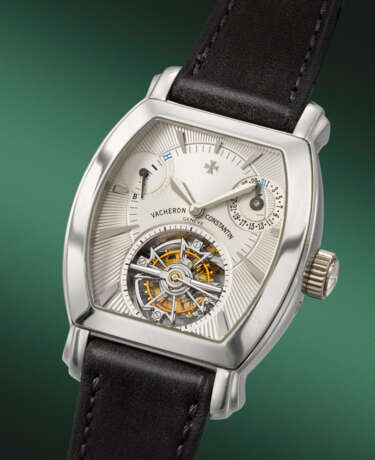 VACHERON CONSTANTIN. AN ATTRACTIVE PLATINUM TONNEAU-SHAPED TOURBILLON WRISTWATCH WITH DATE AND POWER RESERVE - Foto 2