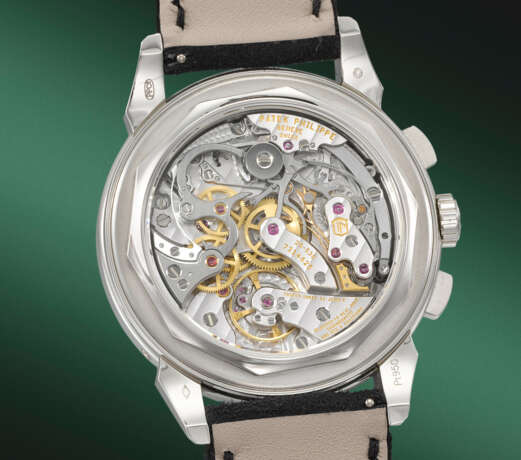 PATEK PHILIPPE. A HIGHLY IMPRESSIVE AND EXTREMELY RARE PLATINUM AND RUBY-SET PERPETUAL CALENDAR CHRONOGRAPH WRISTWATCH WITH MOON PHASES, LEAP YEAR AND DAY/NIGHT INDICATION - Foto 4