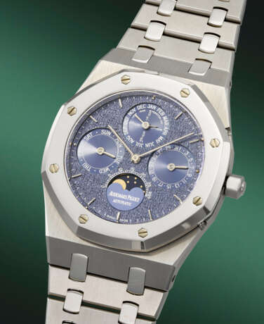 AUDEMARS PIGUET. A VERY RARE AND HIGHLY ATTRACTIVE STAINLESS STEEL AND PLATINUM LIMITED EDITION AUTOMATIC PERPETUAL CALENDAR WRISTWATCH WITH MOON PHASES, LEAP YEAR INDICATION, `TUSCANY` BLUE DIAL AND BRACELET - фото 2