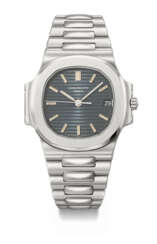 PATEK PHILIPPE. AN ATTRACTIVE STAINLESS STEEL AUTOMATIC WRISTWATCH WITH SWEEP CENTRE SECONDS, DATE AND BRACELET