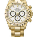 ROLEX. A VERY RARE 18K GOLD AUTOMATIC CHRONOGRAPH WRISTWATCH WITH `PORCELAIN` `FLOATING` COSMOGRAPH DIAL AND BRACELET - Foto 1
