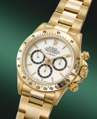 ROLEX. A VERY RARE 18K GOLD AUTOMATIC CHRONOGRAPH WRISTWATCH WITH `PORCELAIN` `FLOATING` COSMOGRAPH DIAL AND BRACELET - Foto 2