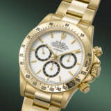 ROLEX. A VERY RARE 18K GOLD AUTOMATIC CHRONOGRAPH WRISTWATCH WITH `PORCELAIN` `FLOATING` COSMOGRAPH DIAL AND BRACELET - photo 2