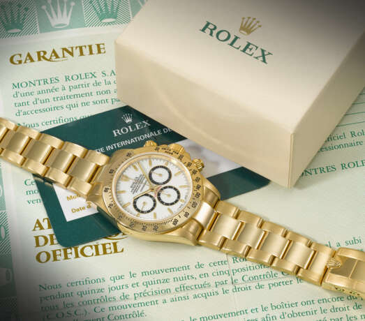 ROLEX. A VERY RARE 18K GOLD AUTOMATIC CHRONOGRAPH WRISTWATCH WITH `PORCELAIN` `FLOATING` COSMOGRAPH DIAL AND BRACELET - photo 3