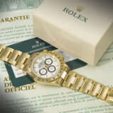 ROLEX. A VERY RARE 18K GOLD AUTOMATIC CHRONOGRAPH WRISTWATCH WITH `PORCELAIN` `FLOATING` COSMOGRAPH DIAL AND BRACELET - Foto 3