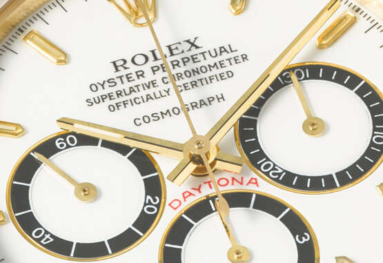 ROLEX. A VERY RARE 18K GOLD AUTOMATIC CHRONOGRAPH WRISTWATCH WITH `PORCELAIN` `FLOATING` COSMOGRAPH DIAL AND BRACELET - Foto 4