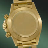ROLEX. A VERY RARE 18K GOLD AUTOMATIC CHRONOGRAPH WRISTWATCH WITH `PORCELAIN` `FLOATING` COSMOGRAPH DIAL AND BRACELET - photo 5
