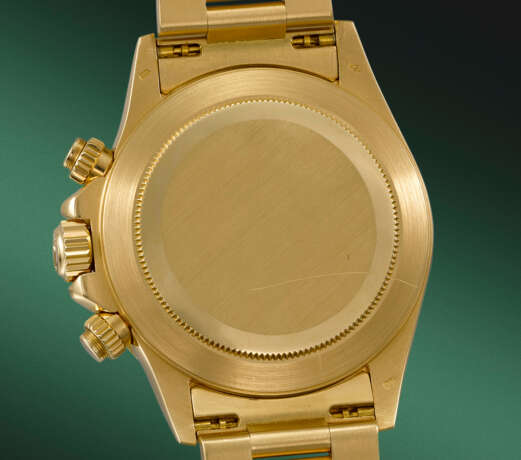 ROLEX. A VERY RARE 18K GOLD AUTOMATIC CHRONOGRAPH WRISTWATCH WITH `PORCELAIN` `FLOATING` COSMOGRAPH DIAL AND BRACELET - Foto 5