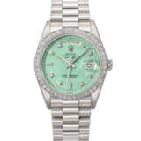 ROLEX. AN EXTREMELY RARE AND HIGHLY ATTRACTIVE PLATINUM AND DIAMOND-SET AUTOMATIC WRISTWATCH WITH SWEEP CENTRE SECONDS, DAY, DATE, BABY GREEN LACQUERED `STELLA` DIAL AND BRACELET - Foto 1