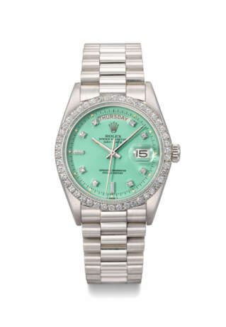 ROLEX. AN EXTREMELY RARE AND HIGHLY ATTRACTIVE PLATINUM AND DIAMOND-SET AUTOMATIC WRISTWATCH WITH SWEEP CENTRE SECONDS, DAY, DATE, BABY GREEN LACQUERED `STELLA` DIAL AND BRACELET - Foto 1