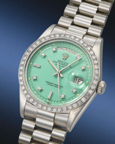 ROLEX. AN EXTREMELY RARE AND HIGHLY ATTRACTIVE PLATINUM AND DIAMOND-SET AUTOMATIC WRISTWATCH WITH SWEEP CENTRE SECONDS, DAY, DATE, BABY GREEN LACQUERED `STELLA` DIAL AND BRACELET - Foto 2
