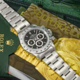 ROLEX. A VERY RARE STAINLESS STEEL CHRONOGRAPH WRISTWATCH WITH `FLOATING` COSMOGRAPH DIAL AND BRACELET - Foto 3