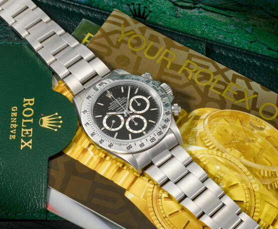 ROLEX. A VERY RARE STAINLESS STEEL CHRONOGRAPH WRISTWATCH WITH `FLOATING` COSMOGRAPH DIAL AND BRACELET - Foto 3