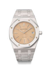 AUDEMARS PIGUET. A VERY RARE STAINLESS STEEL AUTOMATIC WRISTWATCH WITH DATE, PINK DIAL AND BRACELET, MADE TO COMMEMORATE THE 20TH ANNIVERSARY OF THE ROYAL OAK