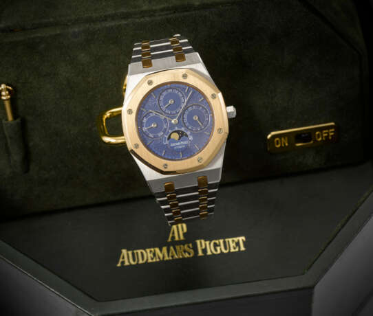 AUDEMARS PIGUET. AN EXTREMELY RARE AND HIGHLY ATTRACTIVE PLATINUM AND 18K PINK GOLD AUTOMATIC PERPETUAL CALENDAR WRISTWATCH WITH MOON PHASES, `TUSCANY` BLUE DIAL AND BRACELET - Foto 2