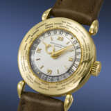 PATEK PHILIPPE. A VERY RARE AND ATTRACTIVE 18K GOLD WORLD TIME WRISTWATCH - Foto 2