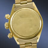 ROLEX. AN EXCESSIVELY RARE AND IMPORTANT 18K GOLD CHRONOGRAPH WRISTWATCH WITH BRACELET, MADE FOR THE SULTANATE OF OMAN - Foto 3
