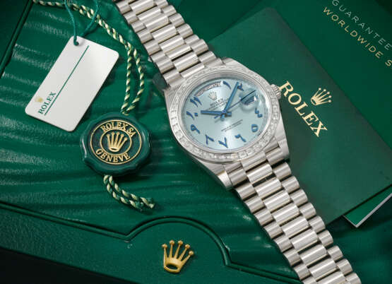 ROLEX. AN EXTREMELY RARE AND IMPRESSIVE PLATINUM AND DIAMOND-SET AUTOMATIC WRISTWATCH WITH SWEEP CENTRE SECONDS, ARABIC CALENDAR, EASTERN ARABIC NUMERALS AND BRACELET - photo 3