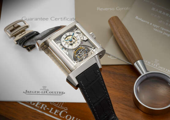 JAEGER-LECOULTRE. A VERY RARE AND IMPRESSIVE PLATINUM LIMITED EDITION SEMI-SKELETONIZED SPHERICAL TOURBILLON WRISTWATCH WITH 24 HOUR DISPLAY AND POWER RESERVE - photo 3