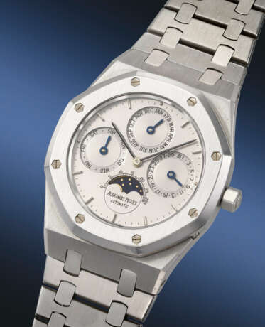 AUDEMARS PIGUET. A VERY RARE STAINLESS STEEL AUTOMATIC PERPETUAL CALENDAR WRISTWATCH WITH MOON PHASES AND BRACELET - Foto 2