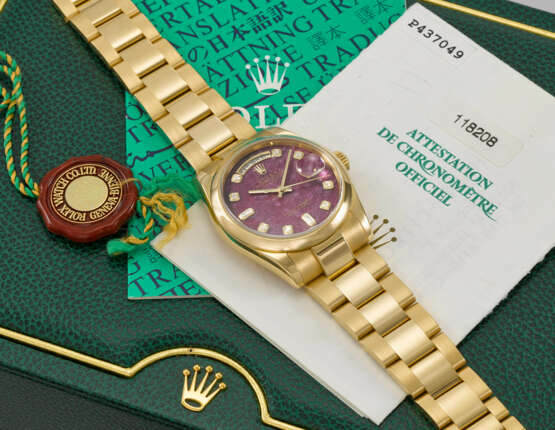 ROLEX. AN EXTREMELY ATTRACTIVE 18K GOLD AND DIAMOND-SET AUTOMATIC WRISTWATCH WITH SWEEP CENTRE SECONDS, DAY, DATE, GROSSULAR GARNET RUBELLITE DIAL AND BRACELET - photo 3