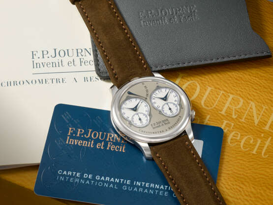 F.P. JOURNE. A RARE AND DISTINGUISHED PLATINUM CHRONOMETER WRISTWATCH WITH RESONANCE-CONTROLLED TWIN INDEPENDENT GEAR-TRAIN MOVEMENT, 24-HOUR TIME DISPLAY AND POWER RESERVE - Foto 3