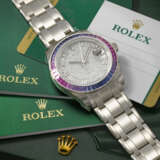ROLEX. A RARE AND HIGHLY ATTRACTIVE 18K WHITE GOLD, DIAMOND AND MULTI-COLOURED SAPPHIRE-SET AUTOMATIC WRISTWATCH WITH SWEEP CENTRE SECONDS, DATE AND BRACELET - Foto 3