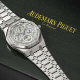 AUDEMARS PIGUET. AN EXTREMELY RARE AND HIGHLY ATTRACTIVE STAINLESS STEEL, PLATINUM AND DIAMOND-SET AUTOMATIC SKELETONIZED PERPETUAL CALENDAR WRISTWATCH WITH MOON PHASES, LEAP YEAR INDICATION AND BRACELET - Foto 3