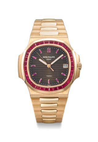PATEK PHILIPPE. AN EXCEEDINGLY RARE AND STRIKINGLY ATTRACTIVE 18K PINK GOLD AND RUBY-SET AUTOMATIC WRISTWATCH WITH SWEEP CENTRE SECONDS, DATE AND BRACELET - фото 1