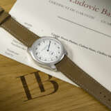 LUDOVIC BALLOUARD. AN UNUSUAL AND INNOVATIVE PLATINUM JUMP HOUR WRISTWATCH WITH `UPSIDE DOWN` NUMERALS - Foto 3