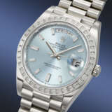 ROLEX. A RARE AND HEAVY PLATINUM AND DIAMOND-SET AUTOMATIC WRISTWATCH WITH SWEEP CENTRE SECONDS, DAY, DATE AND BRACELET - Foto 2
