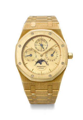 AUDEMARS PIGUET. A RARE AND ATTRACTIVE 18K GOLD AUTOMATIC PERPETUAL CALENDAR WRISTWATCH WITH MOON PHASES AND BRACELET - Foto 1