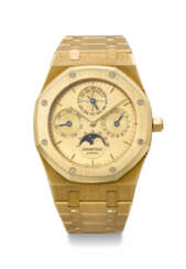 AUDEMARS PIGUET. A RARE AND ATTRACTIVE 18K GOLD AUTOMATIC PERPETUAL CALENDAR WRISTWATCH WITH MOON PHASES AND BRACELET